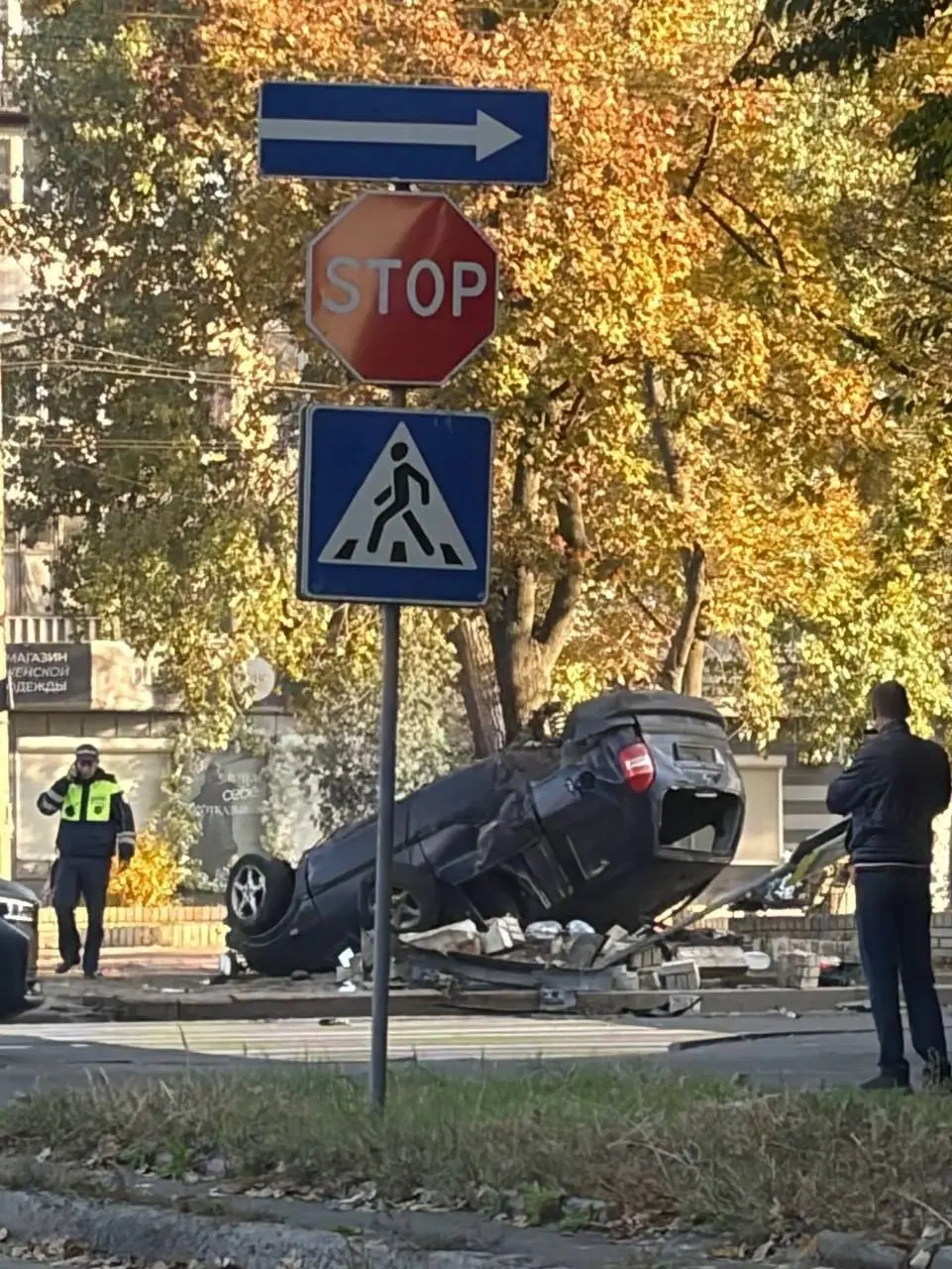 фото с места серьёзного ДТП с перевёртышем на пересечении ул. Краснодонской и бульвара Шевченко | Сетка — социальная сеть от hh.ru