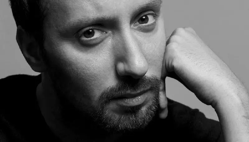 ⚡ Энтони Ваккарелло покинул пост креативного директора Saint Laurent.
Дизайнер возглавил французский модный дом в 2016 году, сменив Эди Слимана | Сетка — социальная сеть от hh.ru