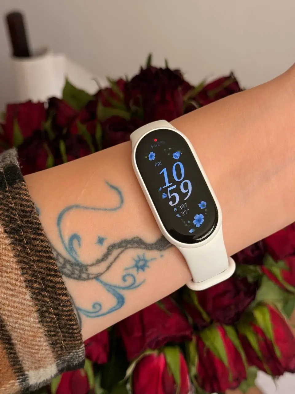 У меня новая игрушка 💅🏼
Mi band 10 в керамике (как ни странно, керамика была дешевле алюминия)
И снова я выбрала не эпл… ну я поняла, что они того не стоят сейчас | Сетка — социальная сеть от hh.ru