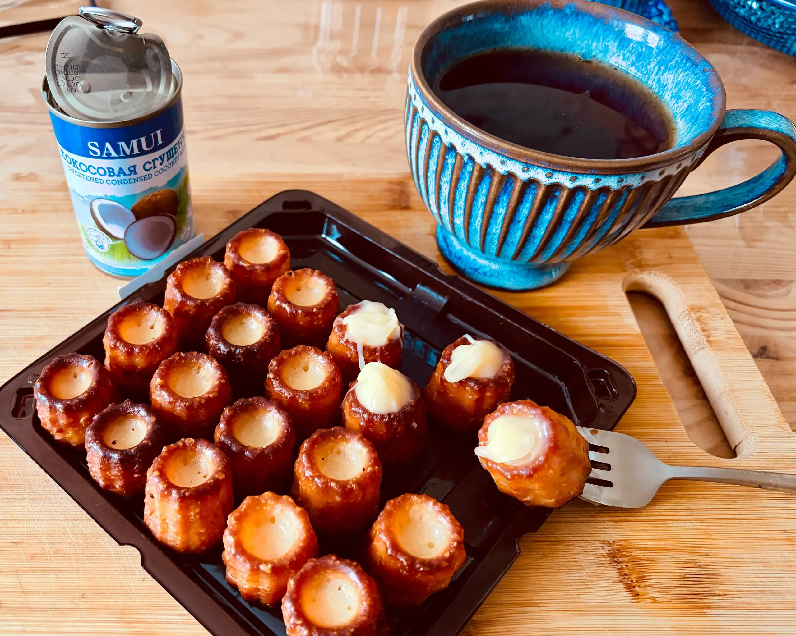 Пятницца!!! Пора расслабиться #котизаи 😘
Непостоянная рубрика #НовыеВкусы и #чеКчаю ☕️:
Недавно открыла для себя бомбическое сочетание во #вкусвилл: канелли + кокосовая сгущёнка — отвал бошки 😋
Кто по... | Сетка — социальная сеть от hh.ru