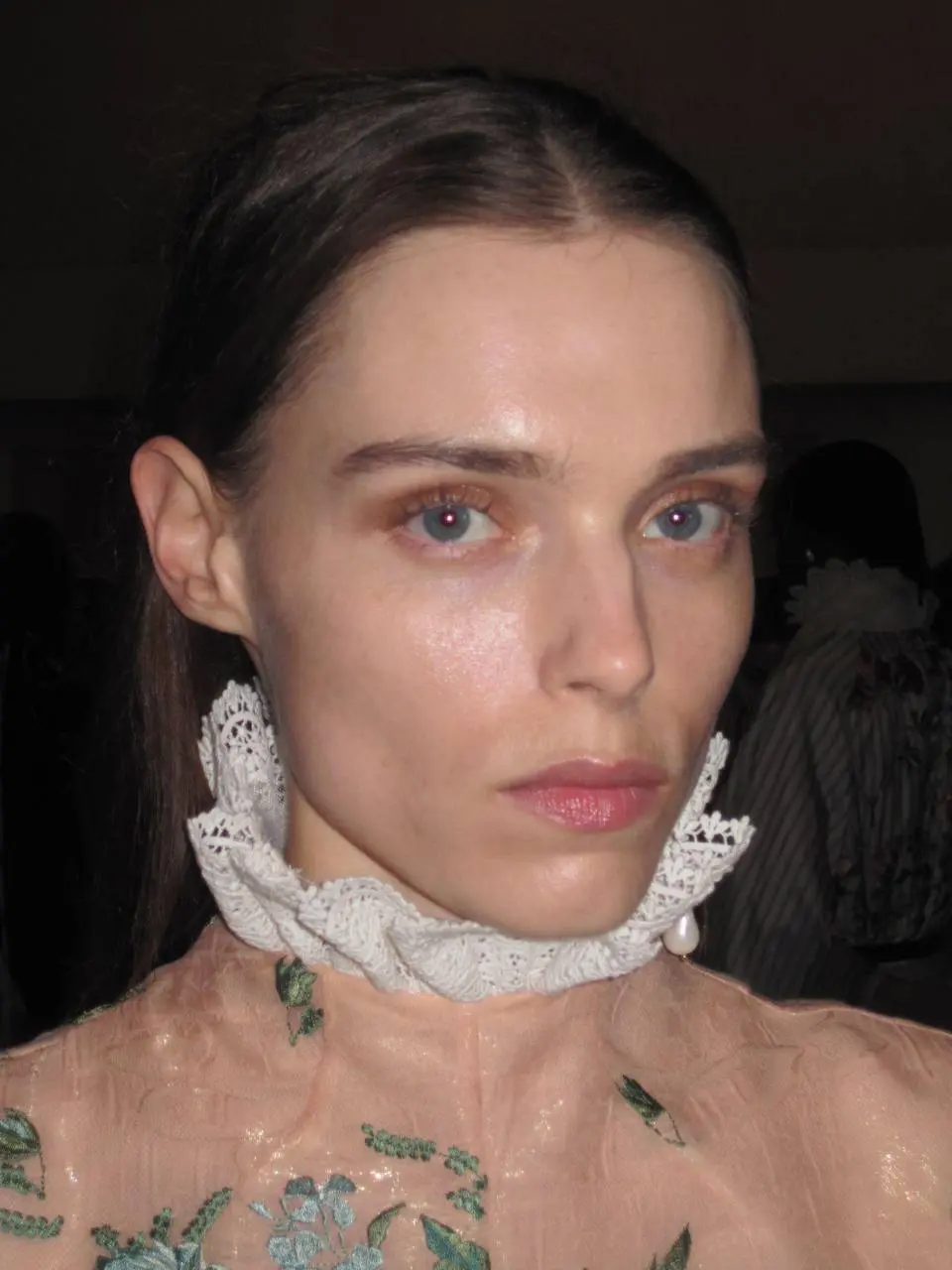 BEAUTY × FUTURE
Среди главных тенденций недель моды в Лондоне и Париже (сезон весна-лето 2027) — сияющая «живая» кожа | Сетка — социальная сеть от hh.ru