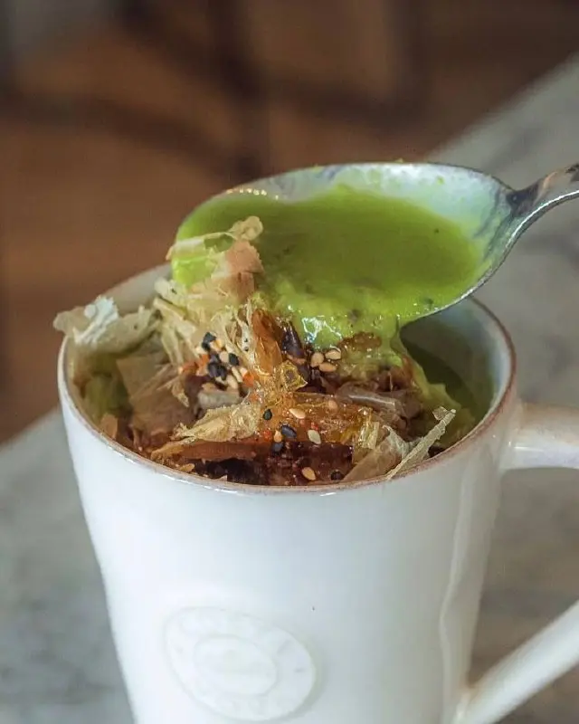 Кто сказал, что чашки только для чая и кофе? ☕️
Сегодня в них капучино, завтра — крем-суп | Сетка — социальная сеть от hh.ru