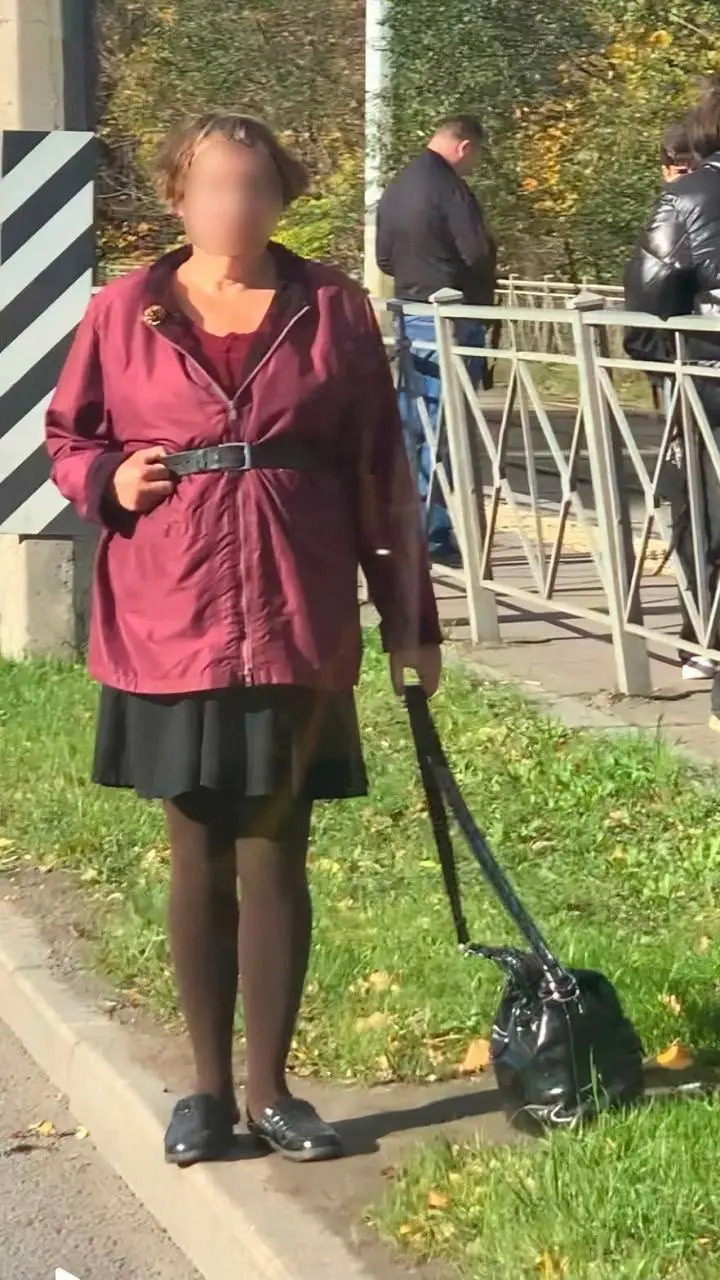 В Петербурге проститутка уже 25 лет стоит на одной и той же точке Петергофского шоссе, она даже попала на карты.
По словам местных водителей, женщина редко отлучается и не берёт выходных | Сетка — социальная сеть от hh.ru