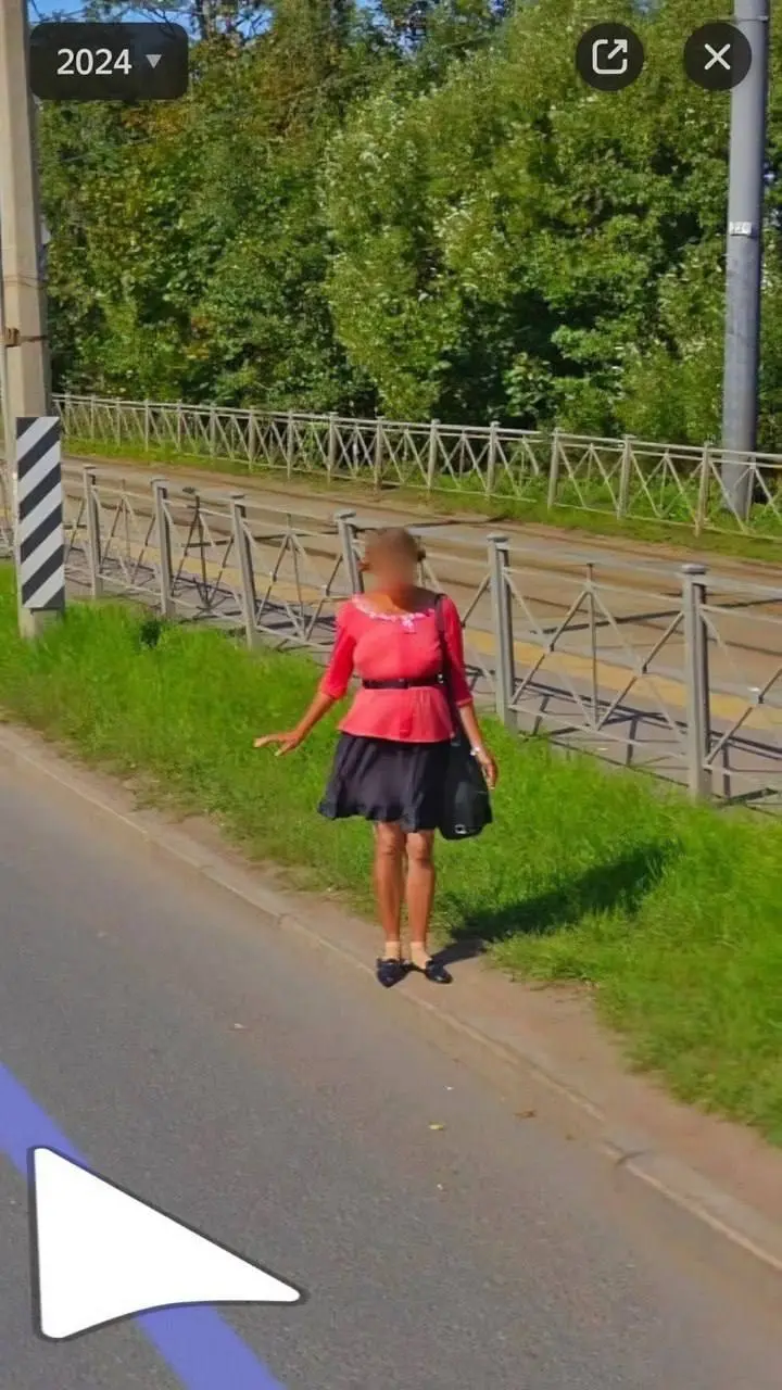 В Петербурге проститутка уже 25 лет стоит на одной и той же точке Петергофского шоссе, она даже попала на карты.
По словам местных водителей, женщина редко отлучается и не берёт выходных | Сетка — социальная сеть от hh.ru
