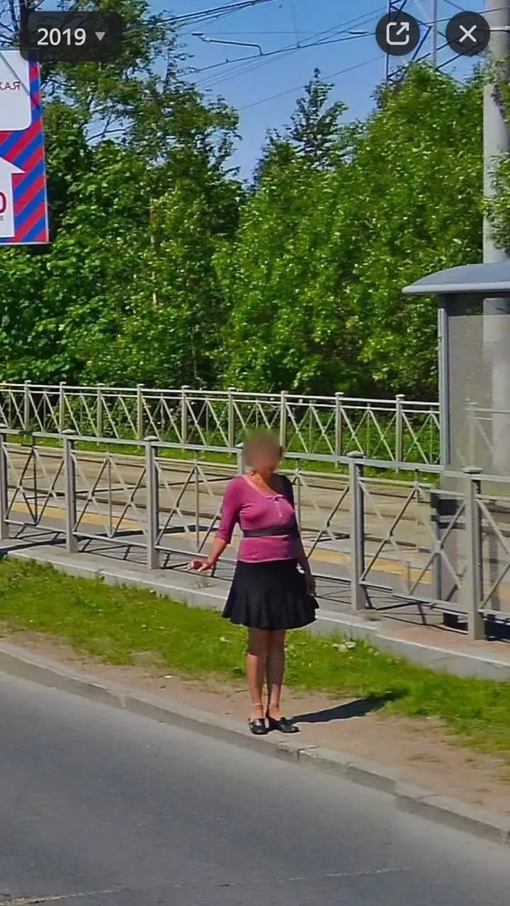 В Петербурге проститутка уже 25 лет стоит на одной и той же точке Петергофского шоссе, она даже попала на карты.
По словам местных водителей, женщина редко отлучается и не берёт выходных | Сетка — социальная сеть от hh.ru