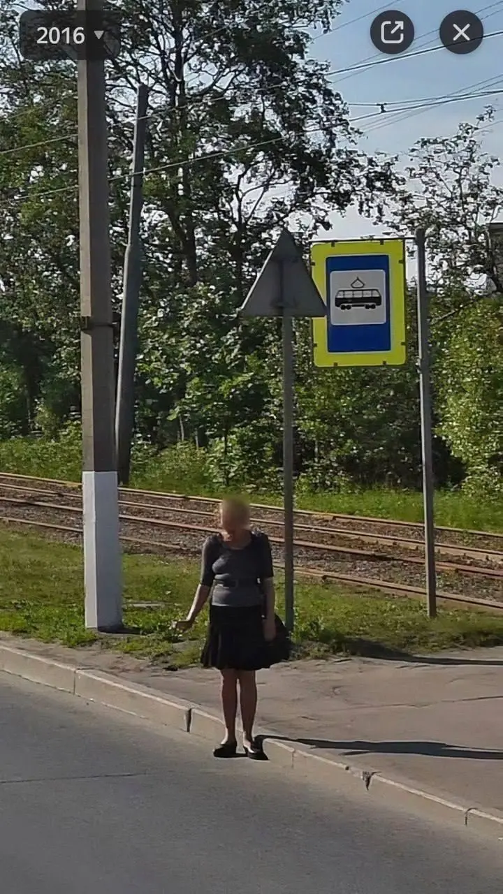 В Петербурге проститутка уже 25 лет стоит на одной и той же точке Петергофского шоссе, она даже попала на карты.
По словам местных водителей, женщина редко отлучается и не берёт выходных | Сетка — социальная сеть от hh.ru