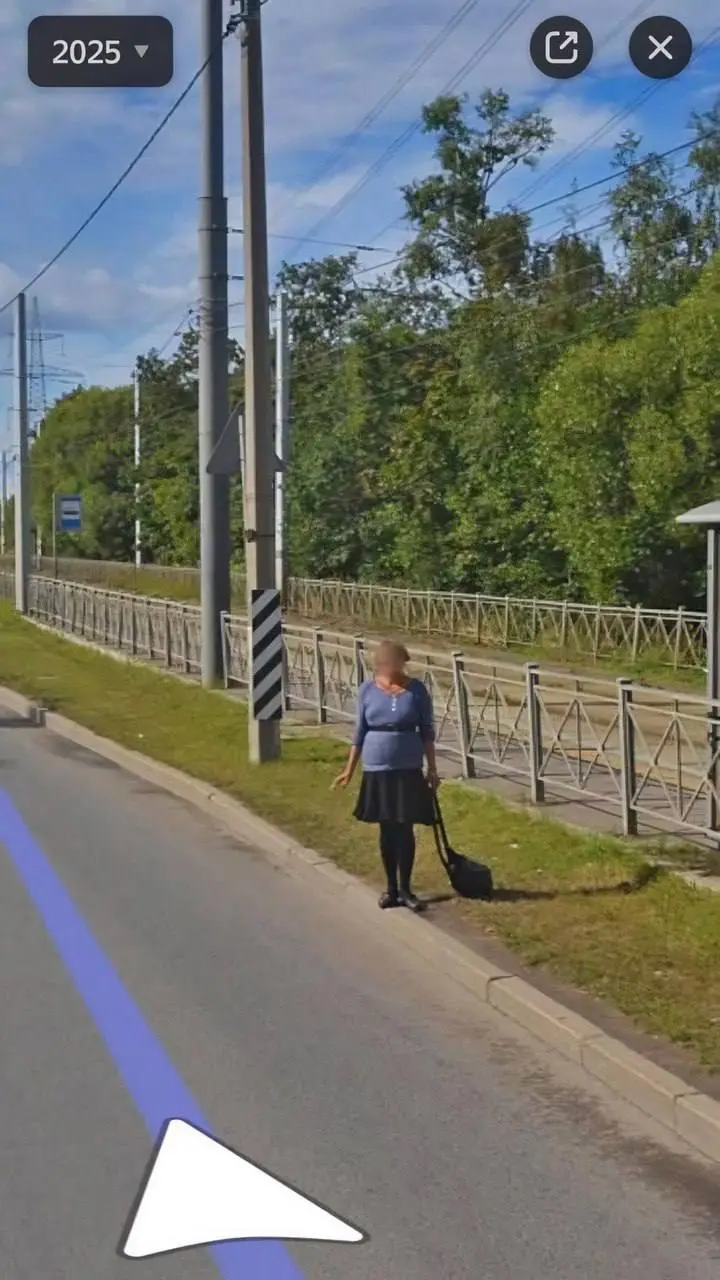 В Петербурге проститутка уже 25 лет стоит на одной и той же точке Петергофского шоссе, она даже попала на карты.
По словам местных водителей, женщина редко отлучается и не берёт выходных | Сетка — социальная сеть от hh.ru