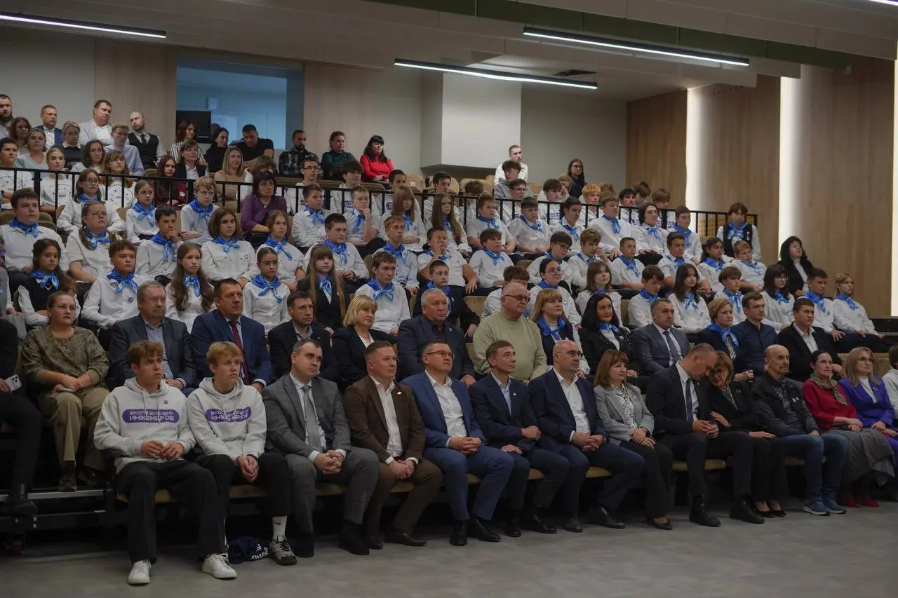 💫 Продолжаем нашу профориентационную работу в регионах присутствия!
Комбинат КМАруда открыл инженерные горные классы в Губкине.
Программа разработана для учащихся 7-х классов и рассчитана на три года | Сетка — социальная сеть от hh.ru