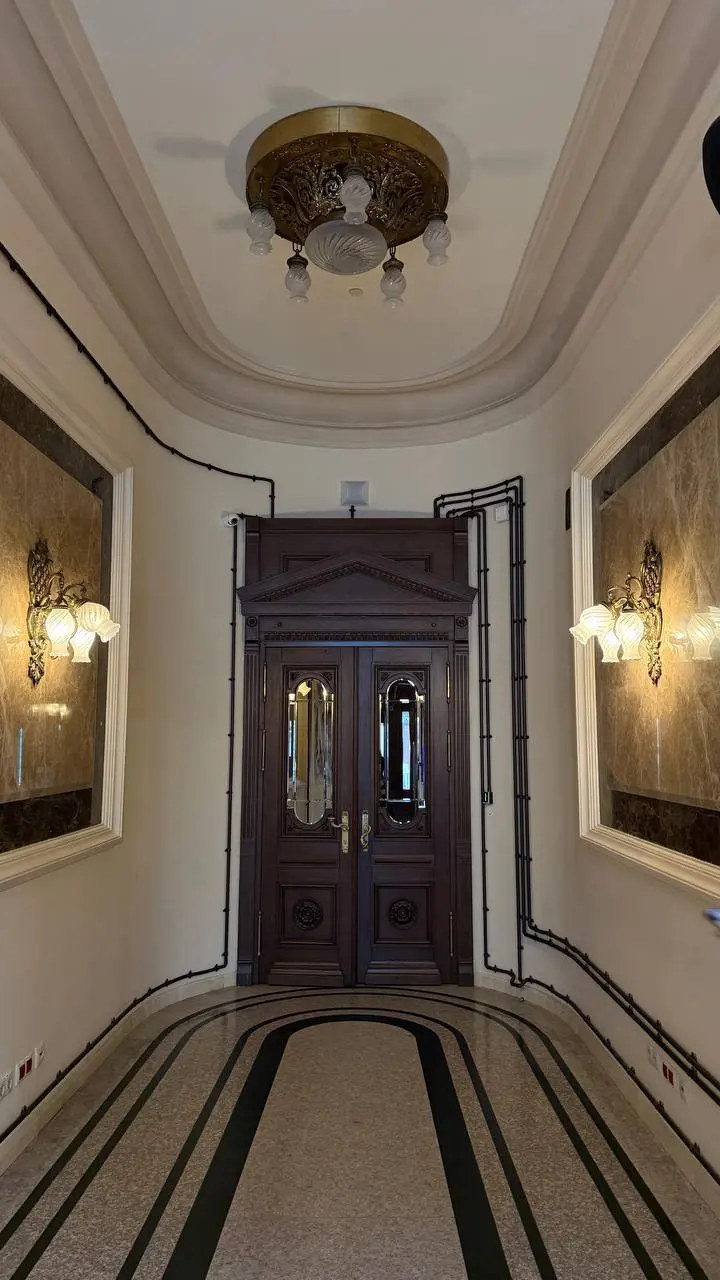 Новая кофейня IRNBY на Кузнецком мосту
Анастасия Миронова дропнула кофейню на 2 этаже своего флагмана на Кузнецком. Вайб Хогвартса и Лондона, всё такое концептуальное | Сетка — социальная сеть от hh.ru