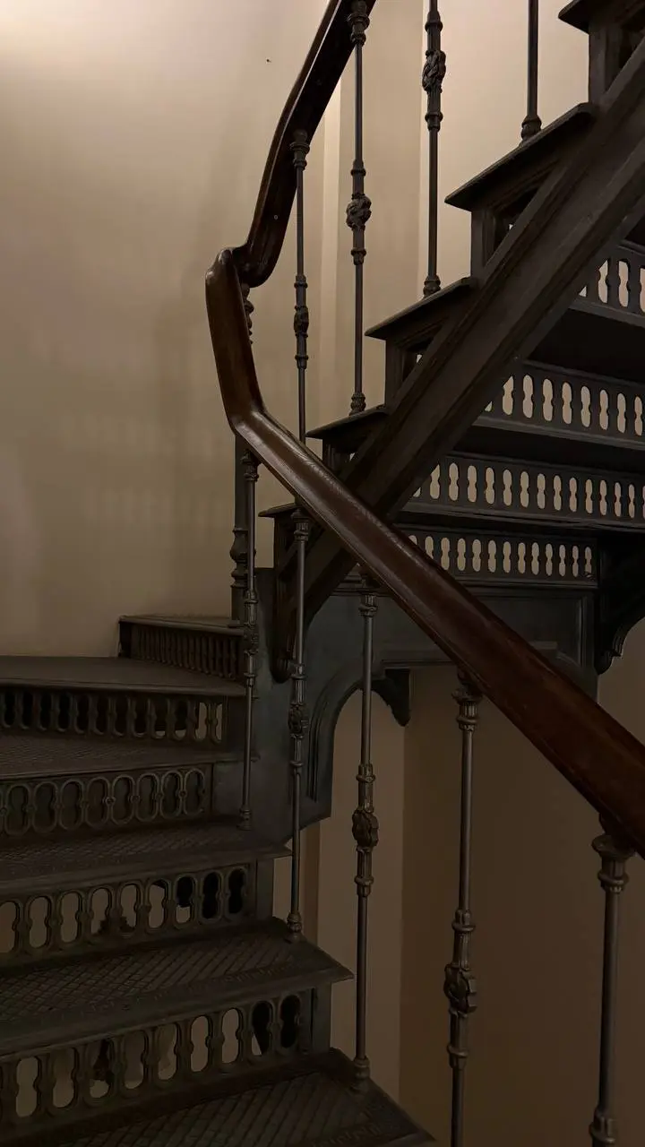 Новая кофейня IRNBY на Кузнецком мосту
Анастасия Миронова дропнула кофейню на 2 этаже своего флагмана на Кузнецком. Вайб Хогвартса и Лондона, всё такое концептуальное | Сетка — социальная сеть от hh.ru