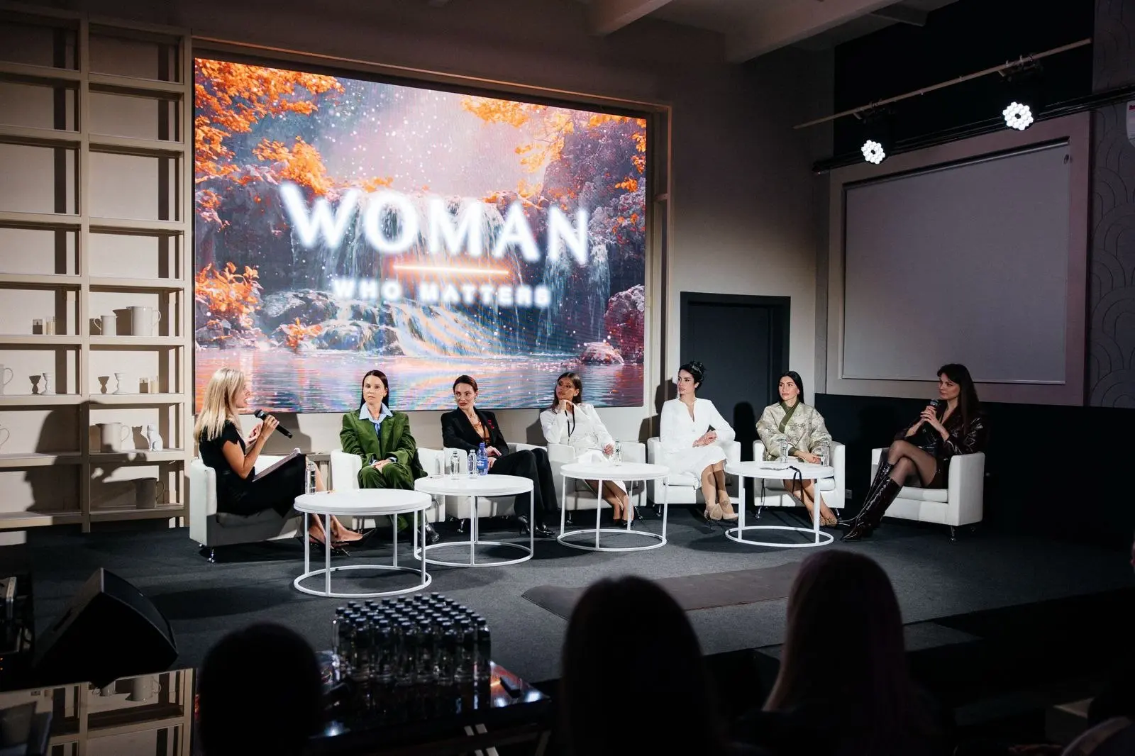 10 лет опоры. Юбилейный форум Woman Who Matters 2026
Угадайте где я завтра буду снимать интервью?
В этом году проект Woman Who Matters отмечает 10-летие. За это время — 28 000 участниц и 780 спикеров | Сетка — социальная сеть от hh.ru