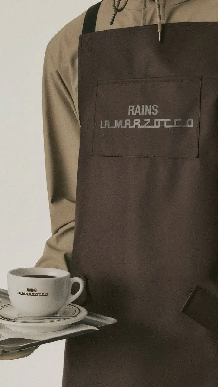 Что общего у водонепроницаемой одежды и кофемашин?
Коллаборация Rains x La Marzocco
Вчера два эти бренда анонсировали выпуск четырёх продуктов в рамках партнёрства | Сетка — социальная сеть от hh.ru