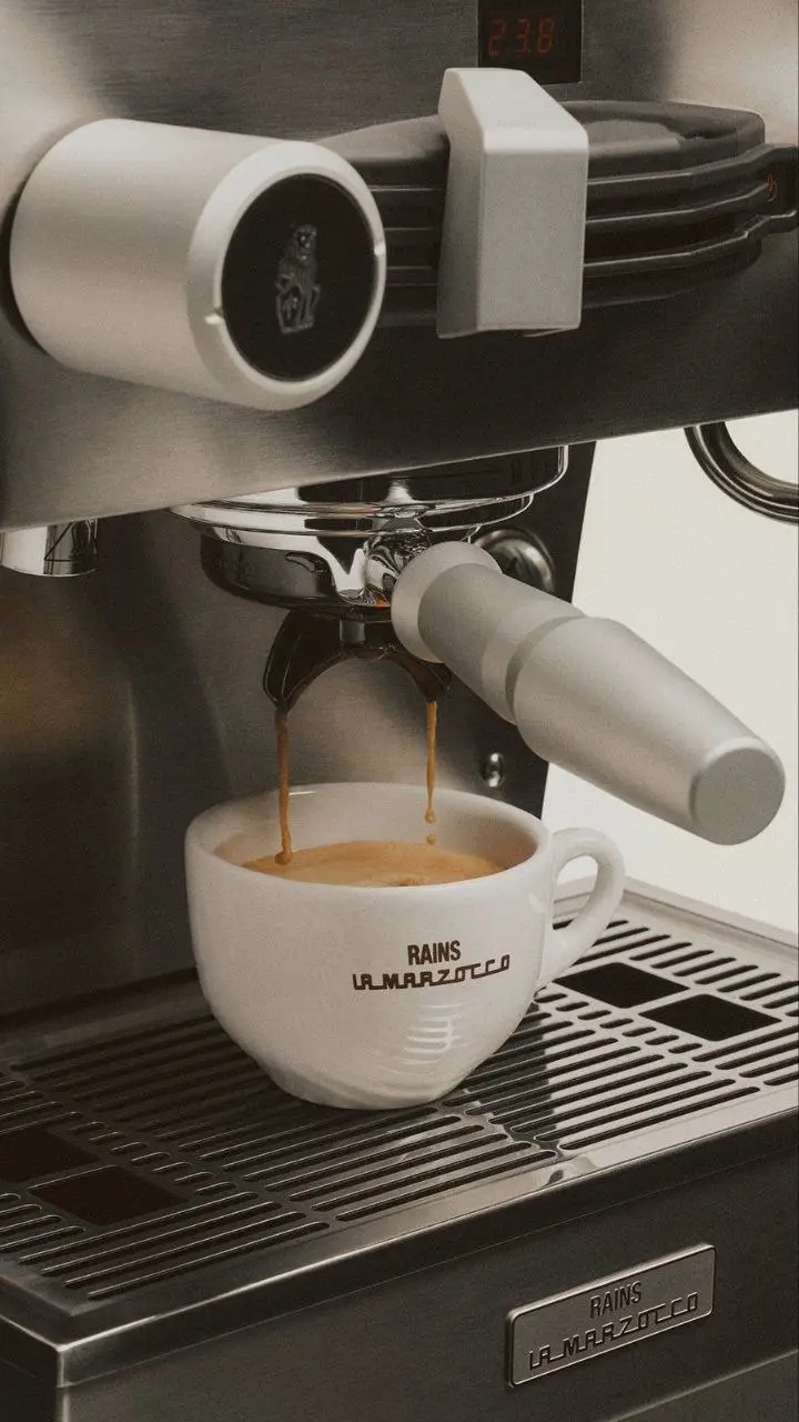 Что общего у водонепроницаемой одежды и кофемашин?
Коллаборация Rains x La Marzocco
Вчера два эти бренда анонсировали выпуск четырёх продуктов в рамках партнёрства | Сетка — социальная сеть от hh.ru