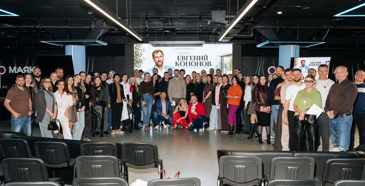 CEO совсем с ума сошёл: теперь ещё и в книжный клуб записался 😁
Шутки шутками, но в этот раз я оказался в компании людей, которые управляют большими бизнесами и создают проекты федерального масштаба | Сетка — социальная сеть от hh.ru