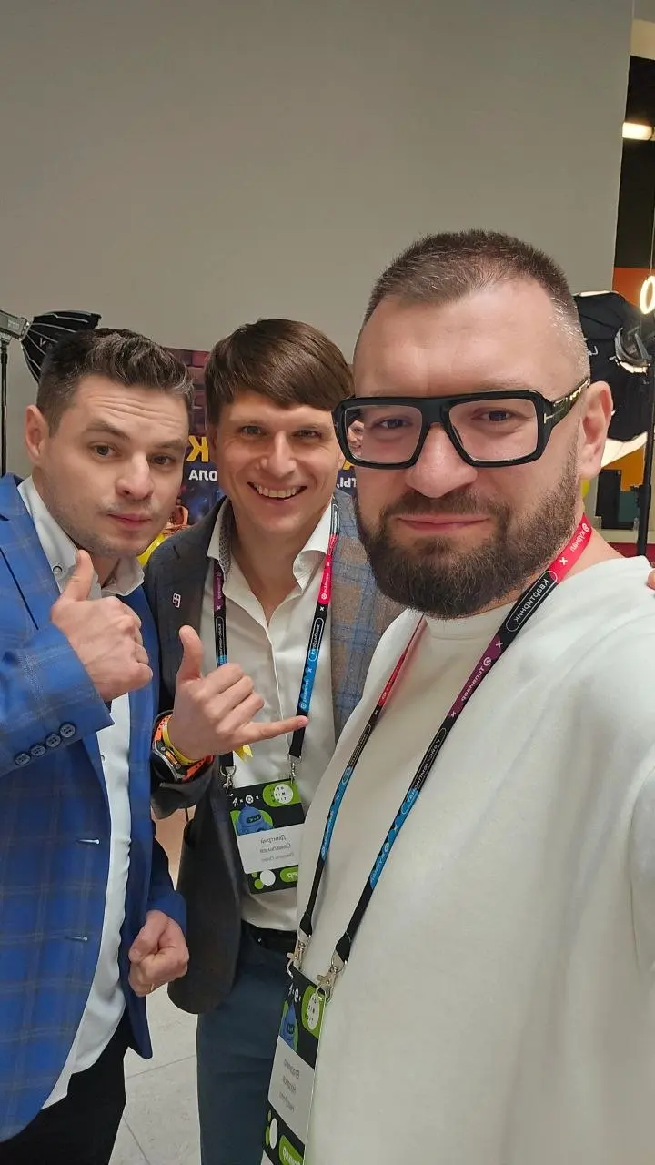 3 дня в Москве
Дважды выступил: на Optimization и ФармСлаве, принял участие в круглом столе по GEO, записали небольшой подкаст с Денисом Нарижным, сходил на экскурсию в Яндекс от БК Сфера, кулуарно по... | Сетка — социальная сеть от hh.ru