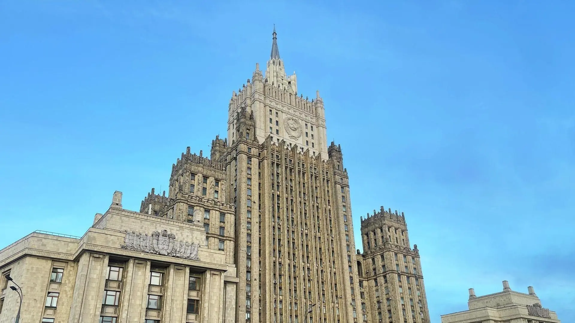 Глава МЧС встретился с властями КНДР и передал привет Путина | Сетка — социальная сеть от hh.ru
