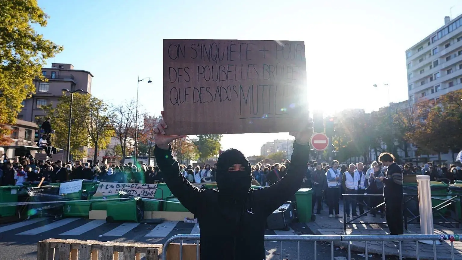 Водометы против молодежи: новые столкновения в Париже 💧🇫🇷 | Сетка — социальная сеть от hh.ru