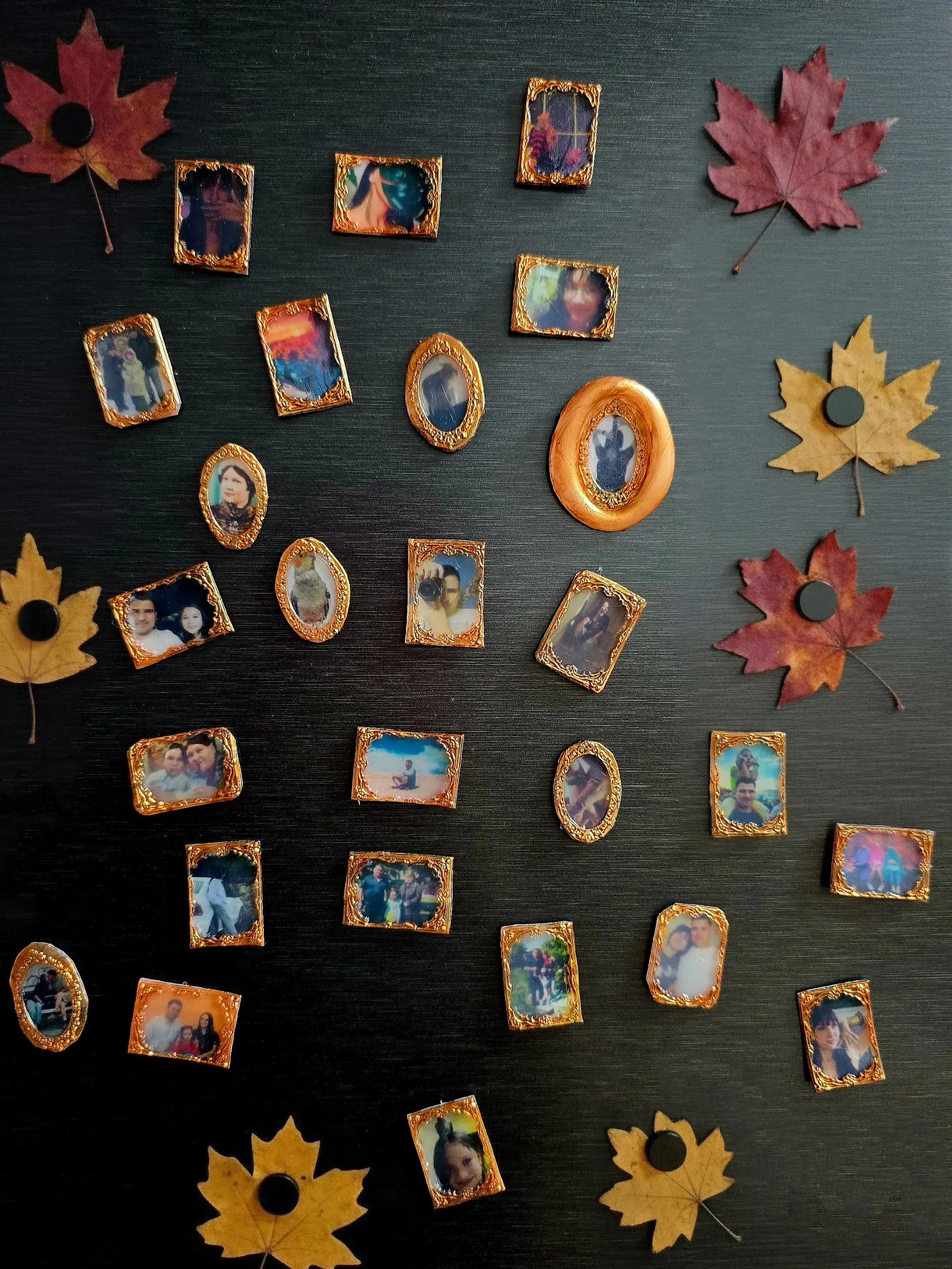 🍁🍂Хотите, чтобы кухня за пять минут стала самой уютной точкой квартиры? Сделайте эстетичные мини-портреты.
Вам понадобятся только ваши любимые фотографии, термоклей и фигурный штамп и магниты | Сетка — социальная сеть от hh.ru