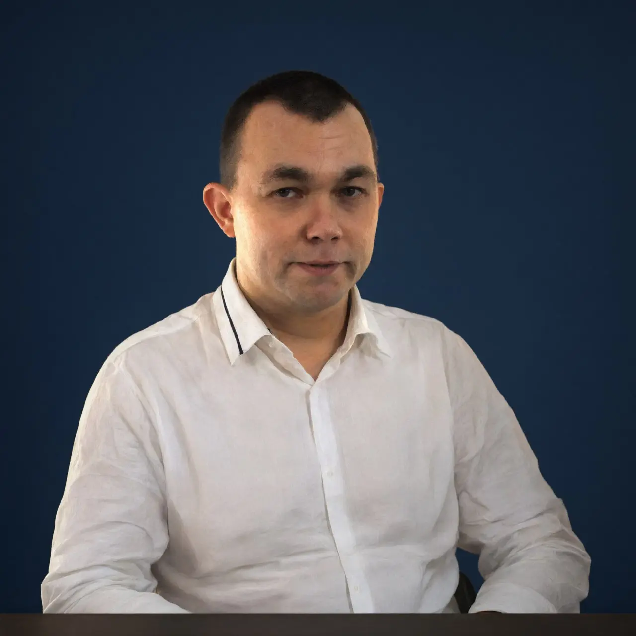 Пятнадцать лет я ошибался в людях одинаково
Пятнадцать лет я ошибался в людях по одному шаблону: принимал чужой метод за дефект характера.
Коллега медленно отвечал на письма — я считал его равнодушным | Сетка — социальная сеть от hh.ru