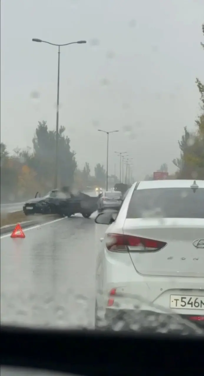 Ещё фото с места ДТП на Широком.
По словам очевидцев, водитель BMW скончался. | Сетка — социальная сеть от hh.ru