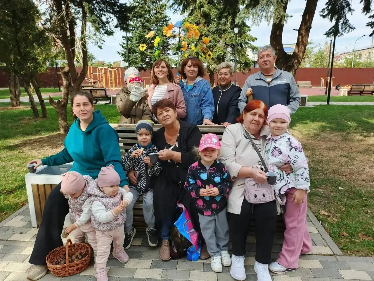 🍁 В Михайловске прошёл семейный праздник «Осенний калейдоскоп»
В одном из скверов Михайловска для подопечных Шпаковского центра социального обслуживания организовали семейный праздник | Сетка — социальная сеть от hh.ru