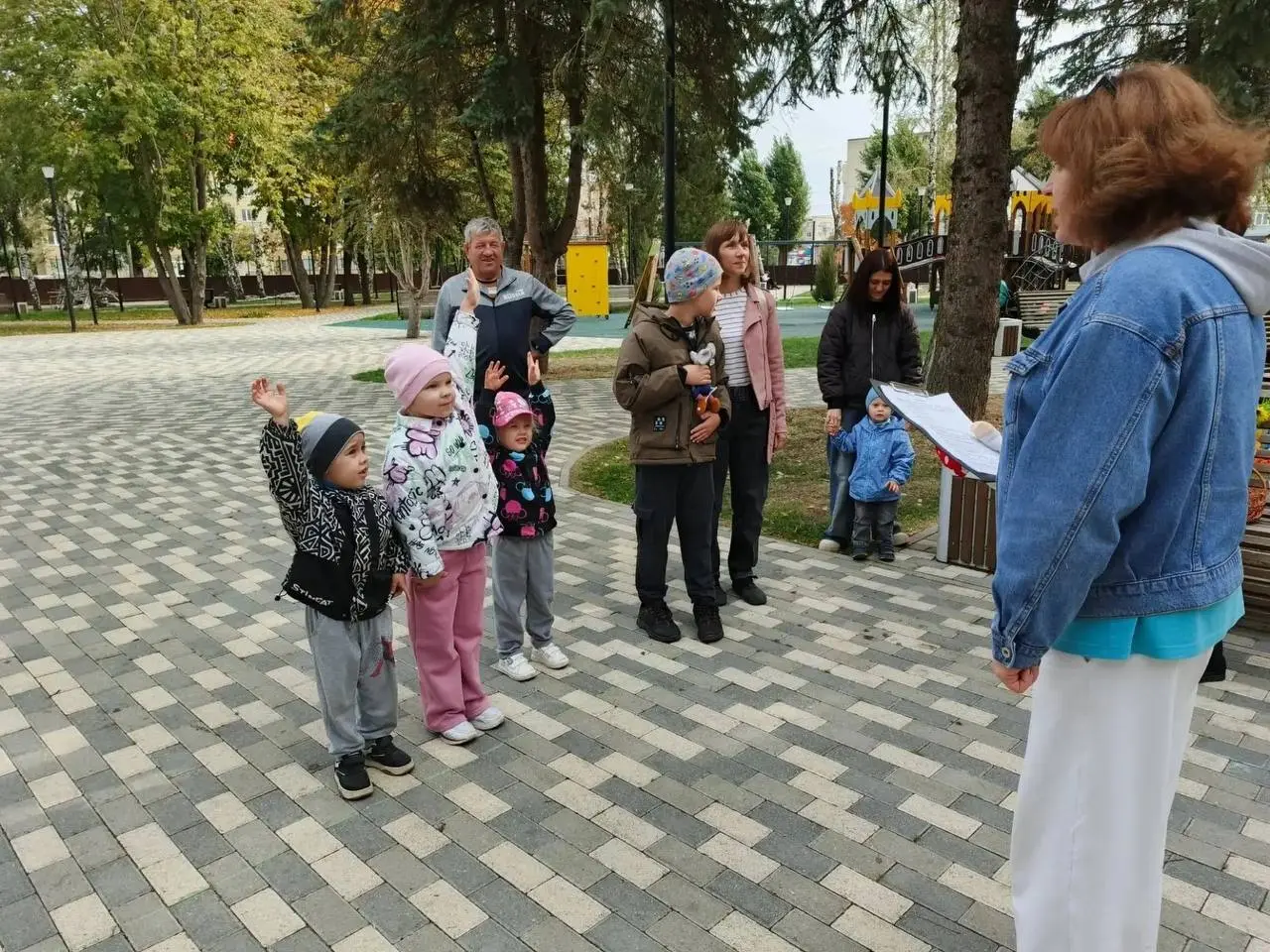🍁 В Михайловске прошёл семейный праздник «Осенний калейдоскоп»
В одном из скверов Михайловска для подопечных Шпаковского центра социального обслуживания организовали семейный праздник | Сетка — социальная сеть от hh.ru