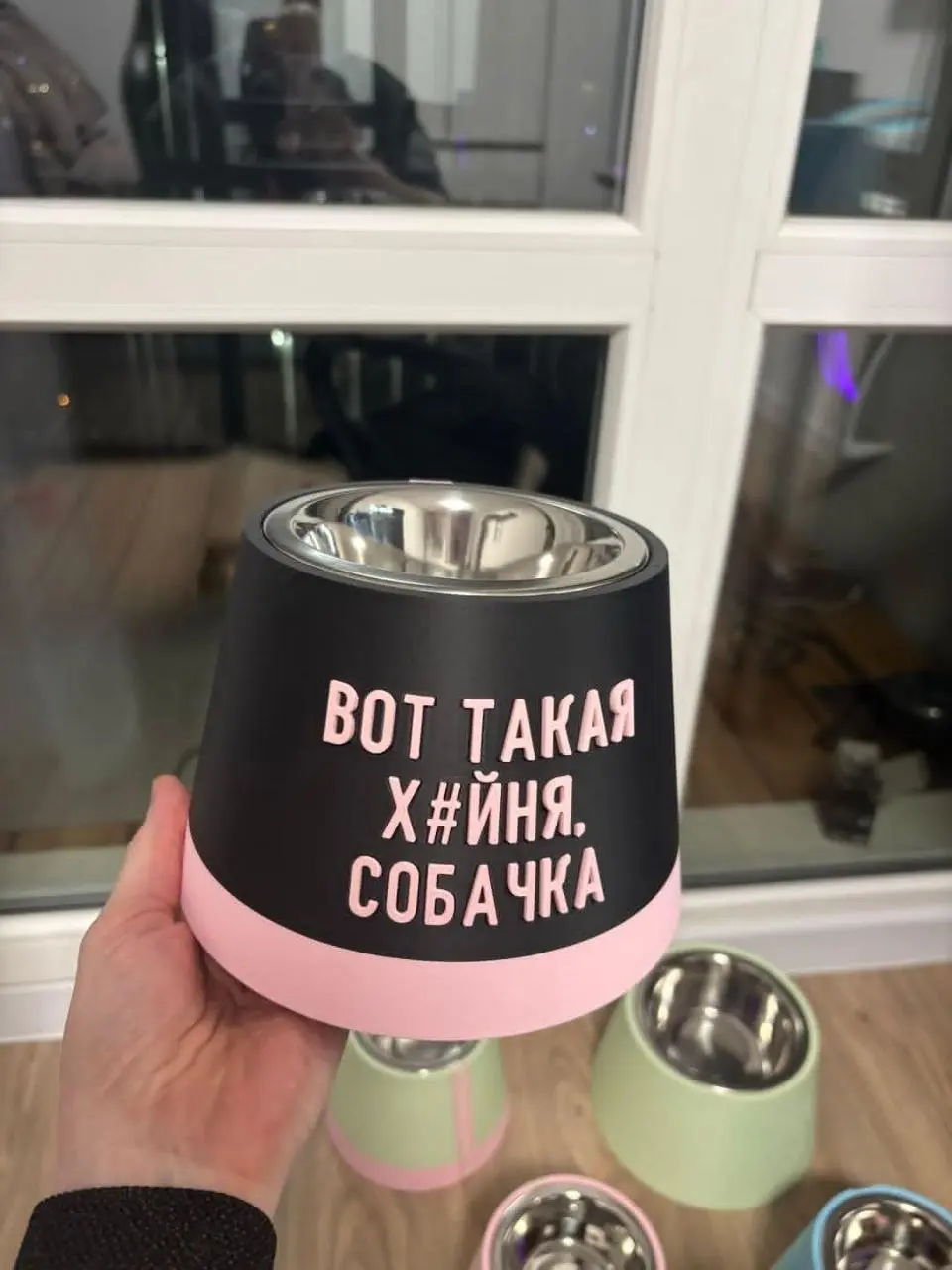 Российский изготовитель посуды выпустил миски для собак с самой актуальной надписью этой осени.
вот такой дизайн... 🙉 | Сетка — социальная сеть от hh.ru