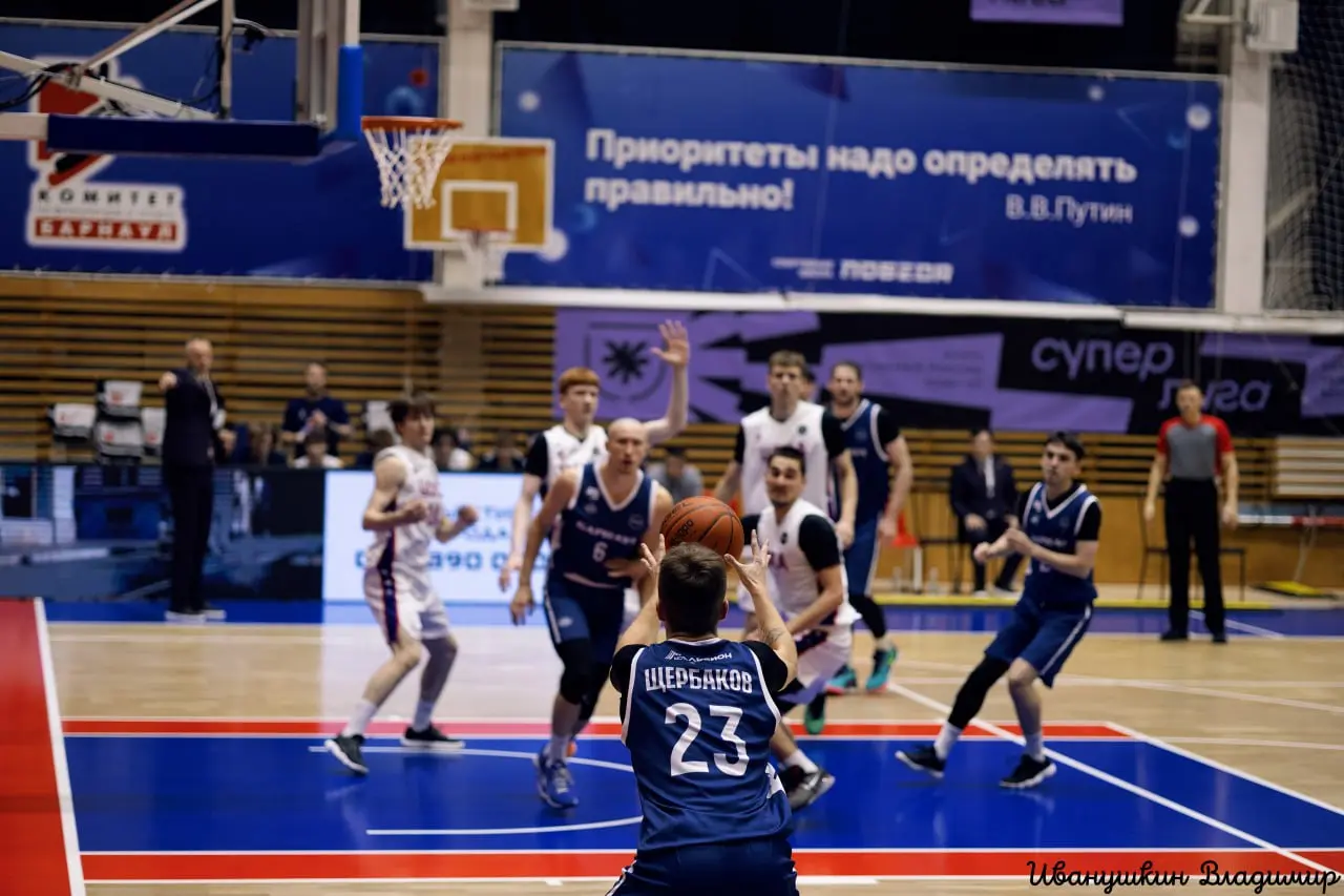 🏀 Первый баскетбол — первый фоторепортаж!
12 октября впервые сходил на баскетбол в Барнауле — и, конечно, взял с собой камеру | Сетка — социальная сеть от hh.ru