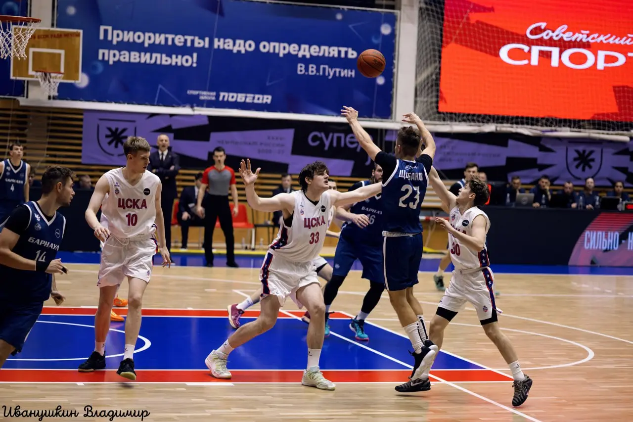 🏀 Первый баскетбол — первый фоторепортаж!
12 октября впервые сходил на баскетбол в Барнауле — и, конечно, взял с собой камеру | Сетка — социальная сеть от hh.ru