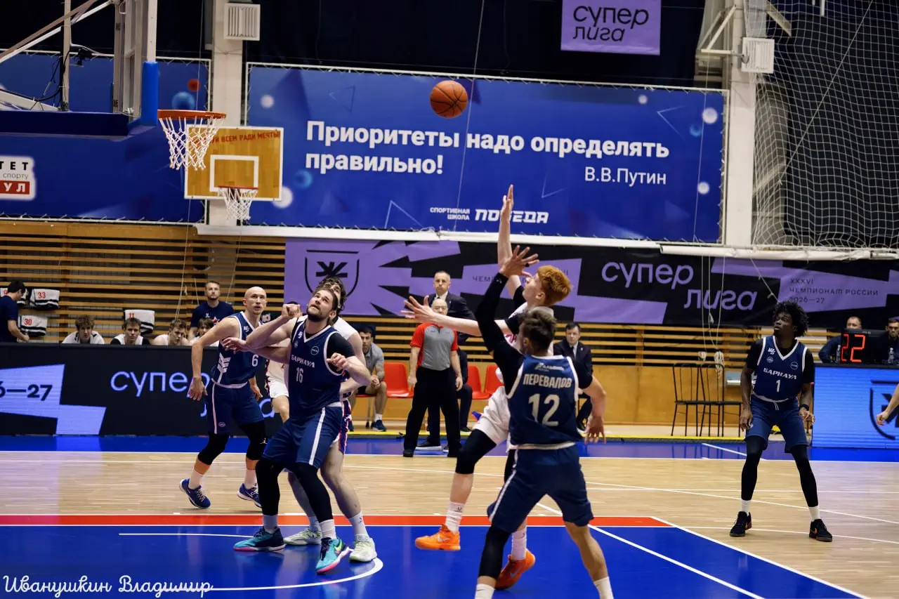 🏀 Первый баскетбол — первый фоторепортаж!
12 октября впервые сходил на баскетбол в Барнауле — и, конечно, взял с собой камеру | Сетка — социальная сеть от hh.ru