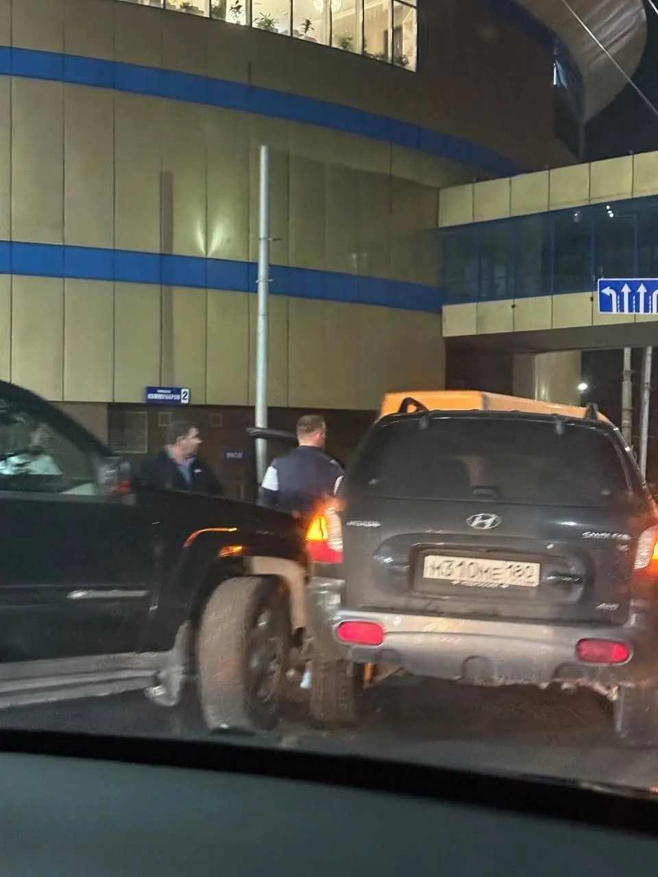 Авария возле «Золотого кольца»
Из-за этого пробка от парка Щербакова | Сетка — социальная сеть от hh.ru