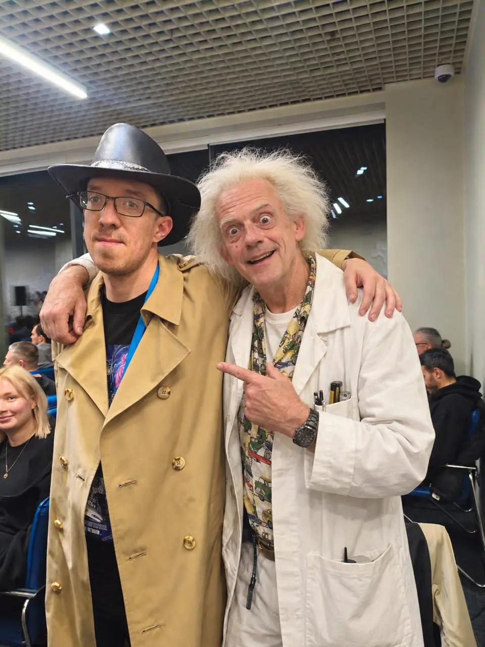 Лёша, на снимке я до тебя добрался! Теперь бы с DeLorean так же просто разобраться.
В 19:00 в главном зале — награждение победителей и закрытие конференции | Сетка — социальная сеть от hh.ru