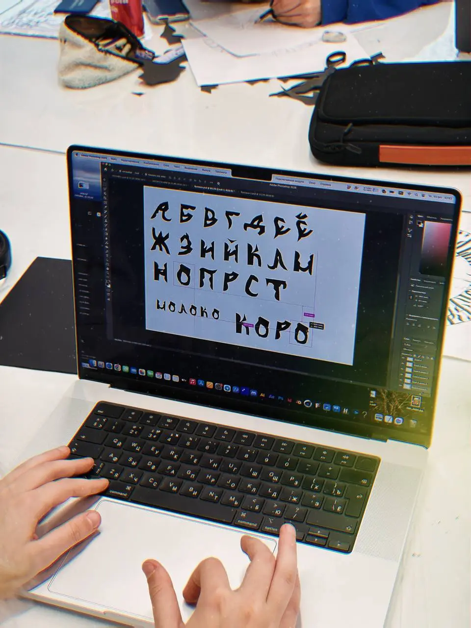 Вязь по кругу? Буквы из обрезков? Развитие это дизайн? 😅
Сегодня с третьим курсом графдизайна сначала вписывали вязь в круг | Сетка — социальная сеть от hh.ru