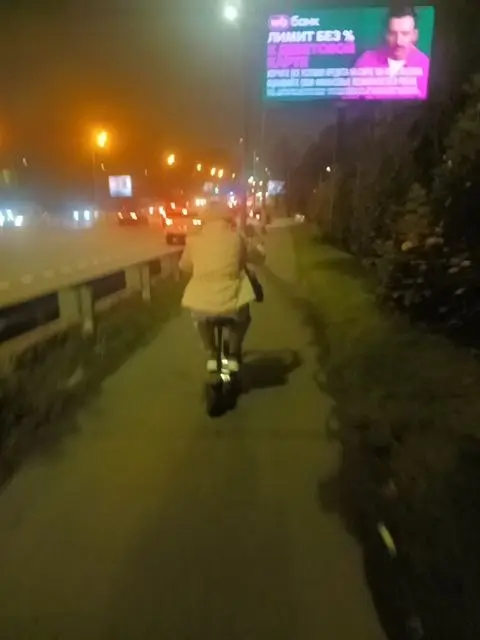 Прикиньте ситуация была сегодня.
Поехал я на работу значит, решил в магазин зайти по пути, самокат к забору пристегнул.
Потом выхожу, а замок не открывается.
Сломался проще говоря | Сетка — социальная сеть от hh.ru