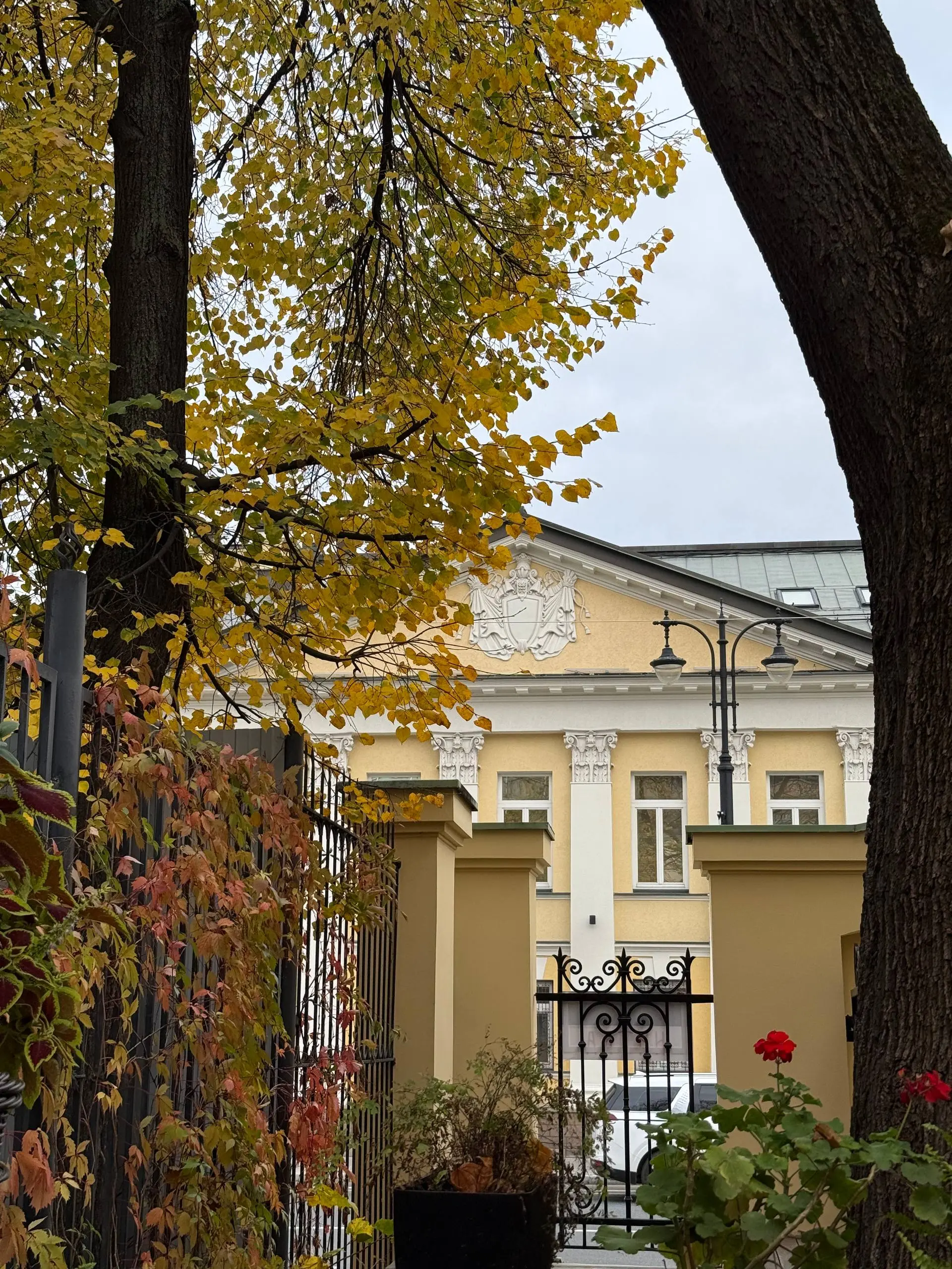 сегодня подал научно-исследовательскую работу на конкурс НИРС от Вышки! Собственно это то, чем я занимался последние дни!
исследование посвящено клиентскому сервису B2B-маркетплейсов, а именно оценке ... | Сетка — социальная сеть от hh.ru