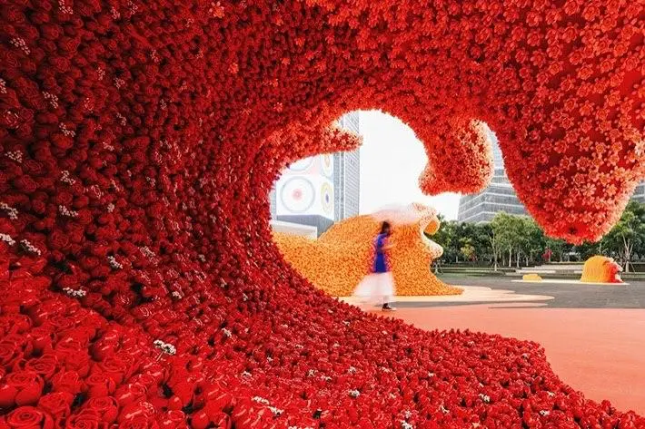 LEGO абсолютно безумно продвигает свою цветочную коллекцию Botanical в Китае. Для этого компания создала 30-метровую арт-инсталляцию в центре Шанхая, на которую ушло 380 000 элементов LEGO Botanical | Сетка — социальная сеть от hh.ru