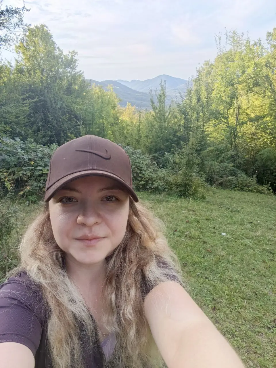 Кстати, у меня есть история про лошадей. Я приехала в один глухой аул, чтобы покататься. Он реально оказался далеко в горах. На месте была ферма и красивые загоны и я думала, что там лошади и живут | Сетка — социальная сеть от hh.ru