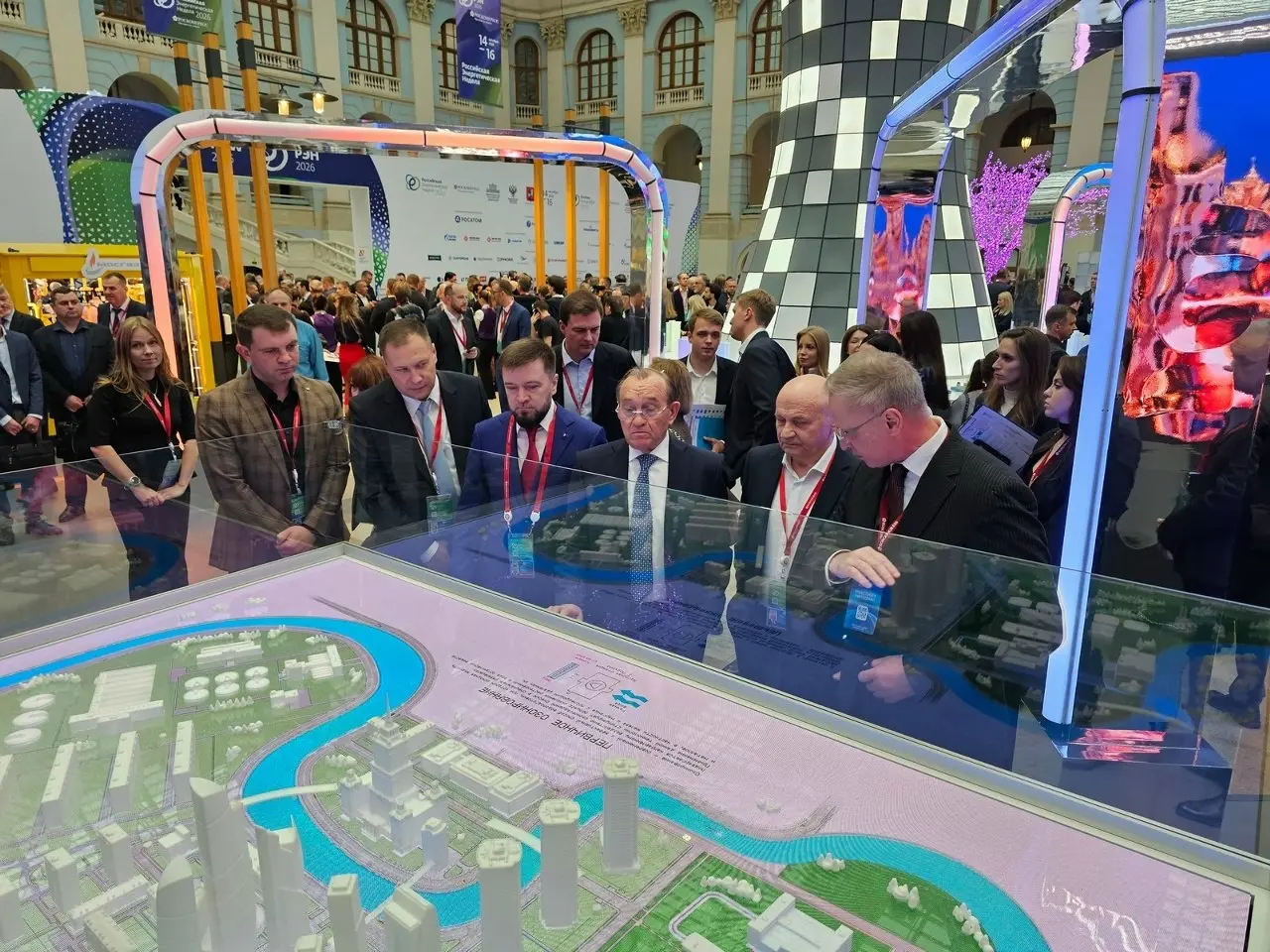 💧 Мосводоканал принял участие в РЭН
На форуме «Российская энергетическая неделя» (РЭН) специалисты АО «Мосводоканал» представили мультимедийный макет «Путь воды» | Сетка — социальная сеть от hh.ru
