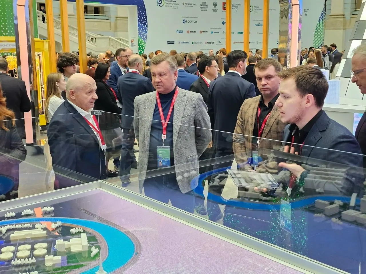 💧 Мосводоканал принял участие в РЭН
На форуме «Российская энергетическая неделя» (РЭН) специалисты АО «Мосводоканал» представили мультимедийный макет «Путь воды» | Сетка — социальная сеть от hh.ru