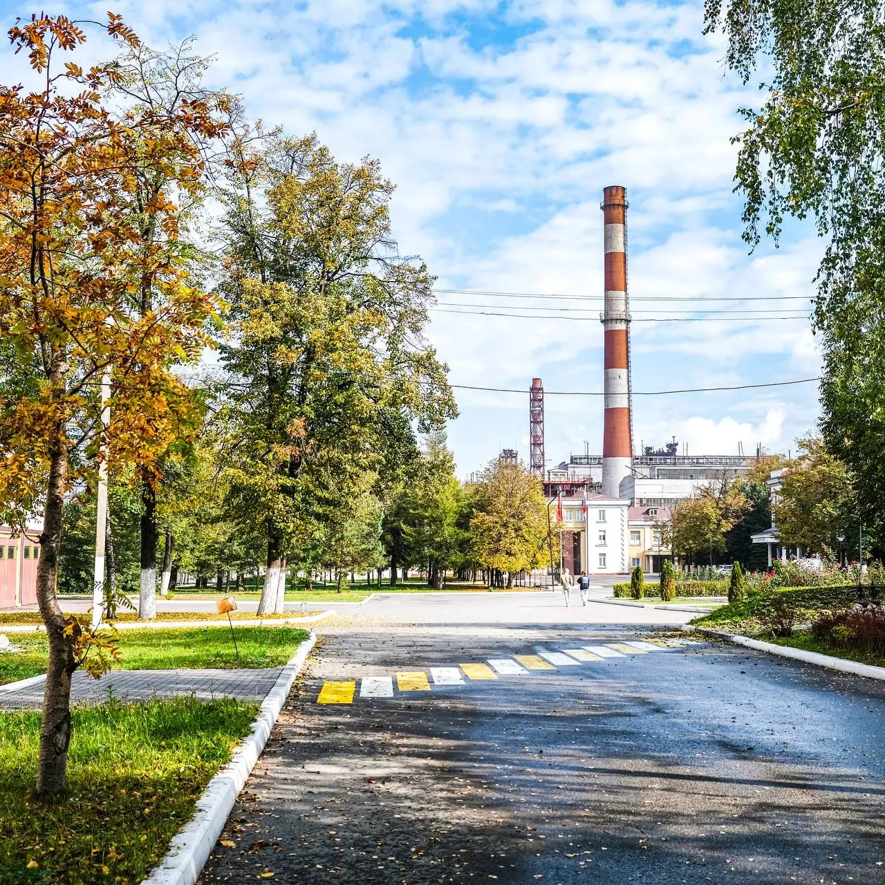 Осень, осень, ну давай у листьев спросим 🍁🍂
Ловим последние солнечные деньки и наслаждаемся красочными осенними пейзажами наших предприятий!🧡 | Сетка — социальная сеть от hh.ru
