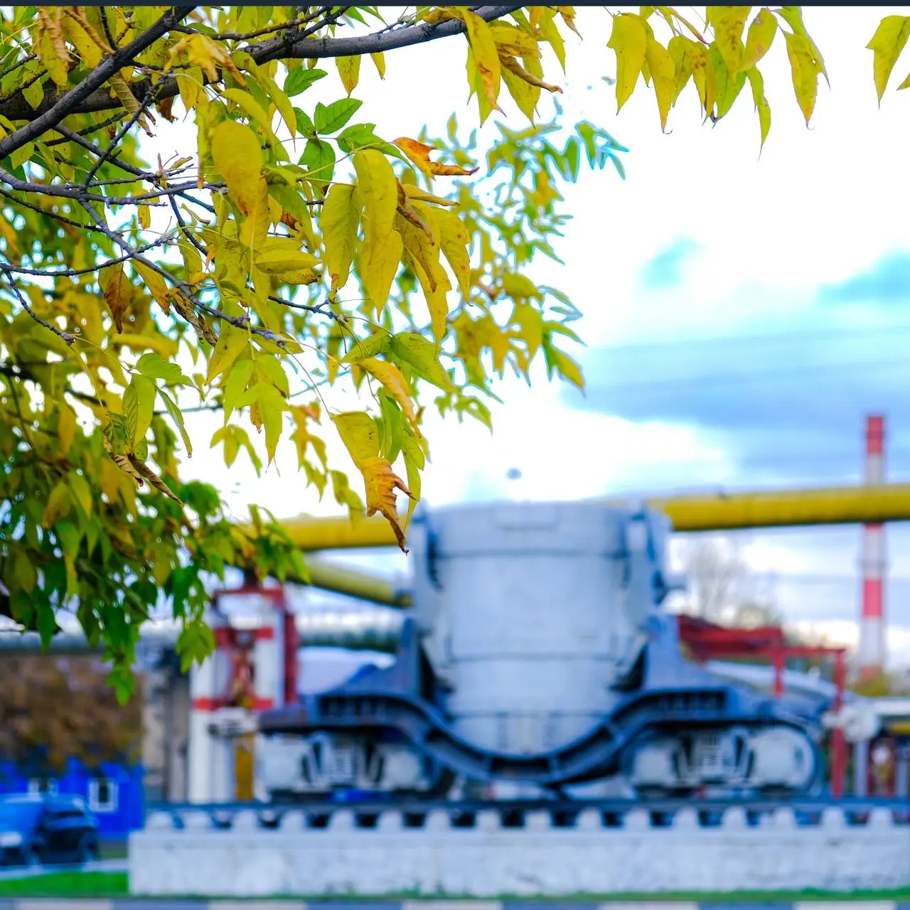 Осень, осень, ну давай у листьев спросим 🍁🍂
Ловим последние солнечные деньки и наслаждаемся красочными осенними пейзажами наших предприятий!🧡 | Сетка — социальная сеть от hh.ru