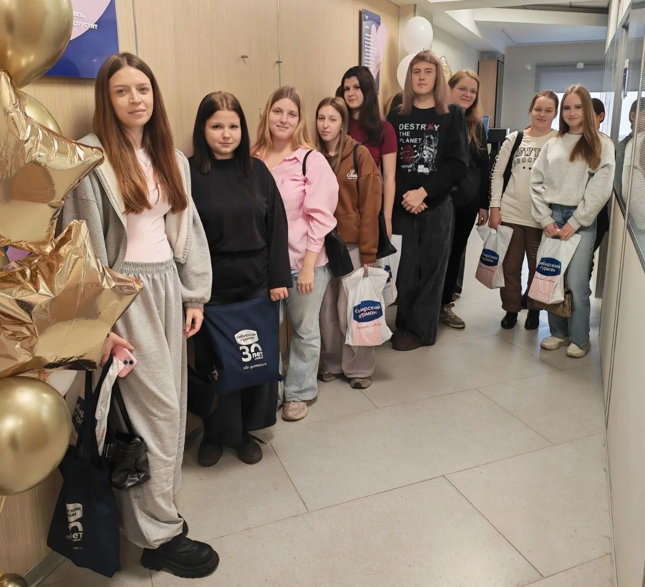Что скрывается за знакомой упаковкой? Рассказали студентам НКППиП 👀
Мы часто видим пельмени и вареники на полке магазина. А вот как они рождаются — знают немногие | Сетка — социальная сеть от hh.ru