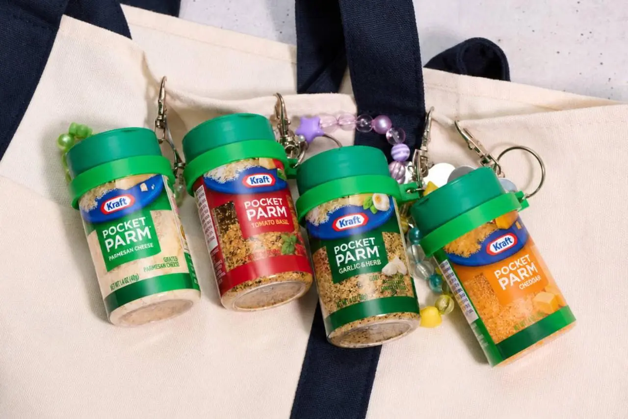 Kraft предложил носить пармезан на сумке
В коллекции украшений для сумок появился довольно неожиданный претендент — бутылочка тёртого пармезана | Сетка — социальная сеть от hh.ru