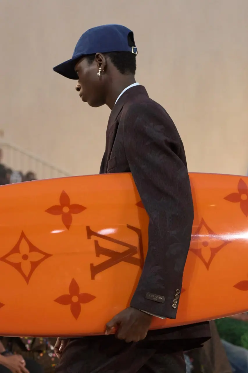 Культура серфинга и скейтбординга: как Louis Vuitton открыл Неделю моды в Париже в штаб-квартире ЮНЕСКО
Поп-певец, автор песен и дизайнер Louis Vuitton Фаррелл Уильямс два дня назад сделал гигантский ... | Сетка — социальная сеть от hh.ru