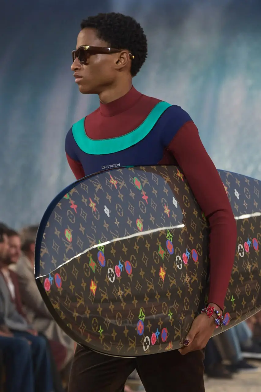 Культура серфинга и скейтбординга: как Louis Vuitton открыл Неделю моды в Париже в штаб-квартире ЮНЕСКО
Поп-певец, автор песен и дизайнер Louis Vuitton Фаррелл Уильямс два дня назад сделал гигантский ... | Сетка — социальная сеть от hh.ru
