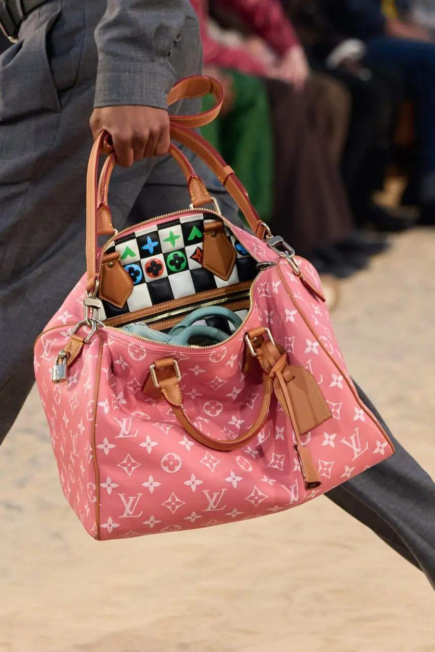 Культура серфинга и скейтбординга: как Louis Vuitton открыл Неделю моды в Париже в штаб-квартире ЮНЕСКО
Поп-певец, автор песен и дизайнер Louis Vuitton Фаррелл Уильямс два дня назад сделал гигантский ... | Сетка — социальная сеть от hh.ru