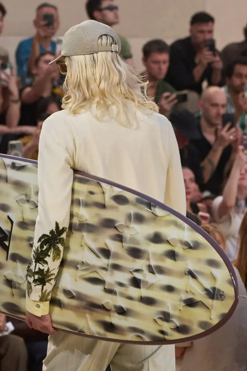 Культура серфинга и скейтбординга: как Louis Vuitton открыл Неделю моды в Париже в штаб-квартире ЮНЕСКО
Поп-певец, автор песен и дизайнер Louis Vuitton Фаррелл Уильямс два дня назад сделал гигантский ... | Сетка — социальная сеть от hh.ru
