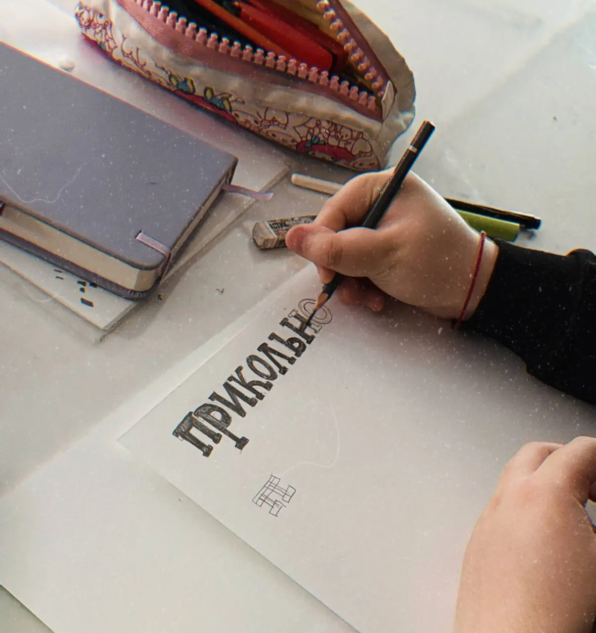 Можно нарисовать классную работу и так скучно о ней рассказать, что не захочется досматривать проект.
С третьекурсниками-иллюстраторами сегодня разбирали брусковые шрифты | Сетка — социальная сеть от hh.ru