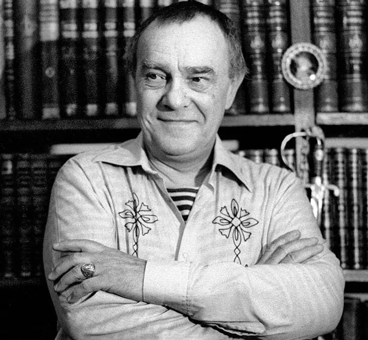 Валентин Пикуль: из романа «Честь имею»
— А где вы успели нажить себе так много врагов?
— Для этого не надо быть гением | Сетка — социальная сеть от hh.ru