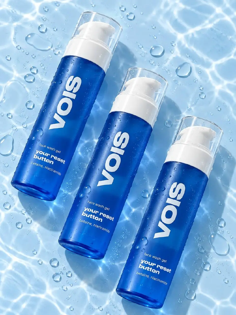 Один продукт, целая серия 💧
Создала AI-фотосессию для геля VOIS: предметные кадры с водой и каплями, крупные планы упаковки и съёмка с моделью.
Всю серию объединила свежая голубая гамма | Сетка — социальная сеть от hh.ru